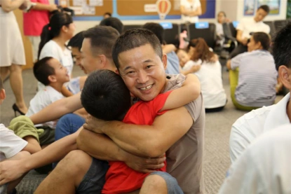 爸爸在海钜信达小候鸟家庭来电工作坊活动中给了儿子一个大大的拥抱