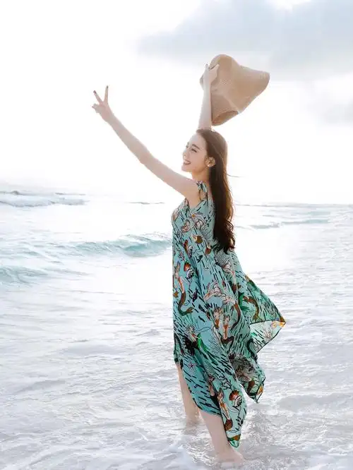 迪丽热巴海边戏水