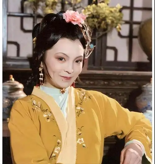 薛宝钗为何不出手制服夏金桂?暗中早已交锋过,一个绰号暗藏玄机