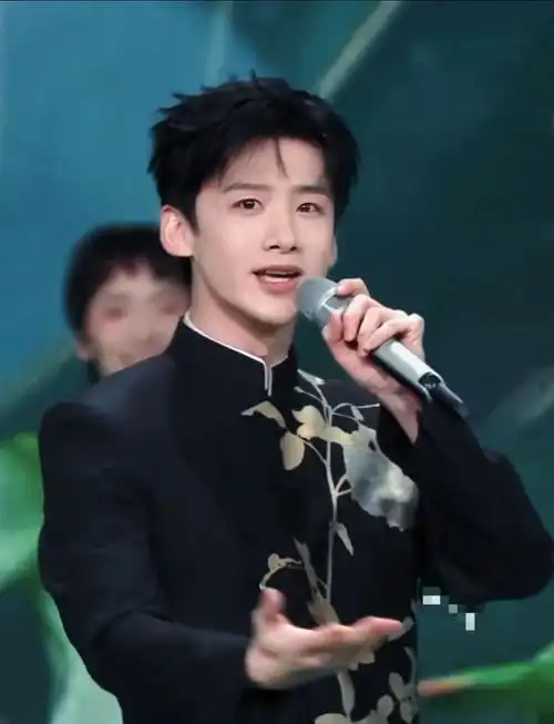 网曝白敬亭临时换服装!