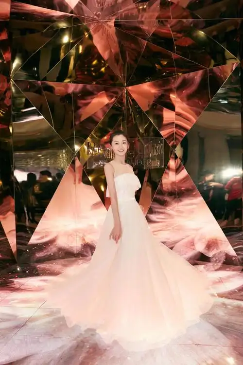 苗苗身材绝了生完小孩之后身材没变样穿白色薄纱裙灵动温柔