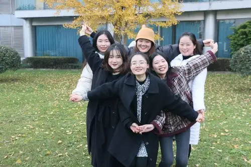 工学院组织辅导员开展拍摄创意集体照活动