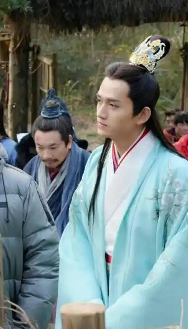 湖南卫视美女梁田,端庄而华丽,长相甜美可人,邻家女孩的既视感_湖南台