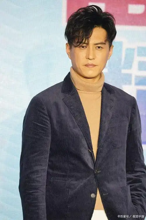 北京时间11月10号下午,中国著名男演员靳东再度成为娱乐圈的焦点.