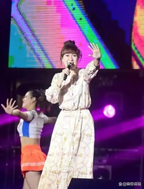 42岁的卓依婷在三亚演唱会上的模样,你认出她了吗?