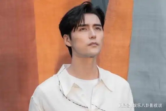 有阿云嘎的粉丝科普他3岁丧父,7岁丧母,唯一的哥哥也在上大学时因病