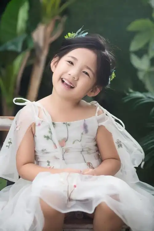 给女儿随手拍了一组她叫小苹果可爱吧六岁了