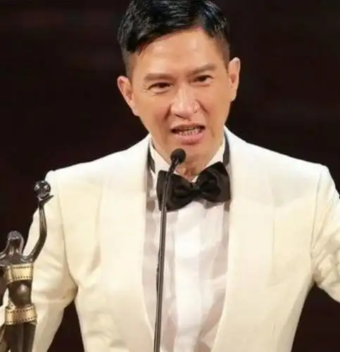 张家辉此次饰演陈克星的堂弟陈耀,你们觉得陈耀的表现如何呢?