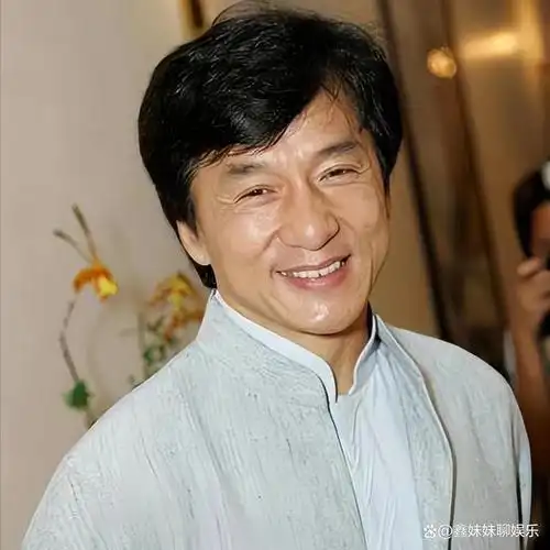 成龙,中国著名演员,导演,制片人,武术家,歌手,被誉为"功夫之王","华语