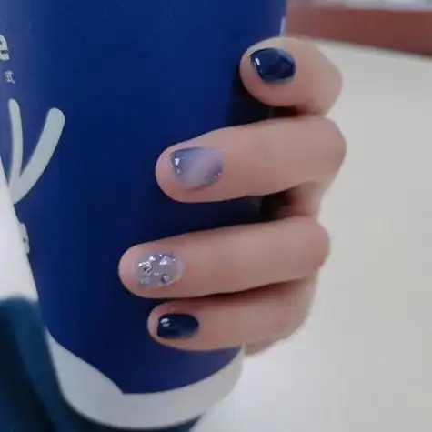 美甲图片蓝色款式图片 美甲图片低调干净图片