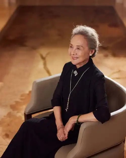 被85岁吴彦姝惊艳了满头白发不穿老年装到老都优雅气质