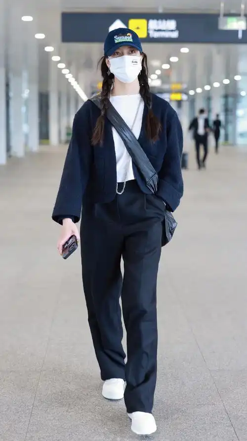 宋妍霏现身机场,黑色针织开衫 白tee 西装裤 棒球帽率性高级