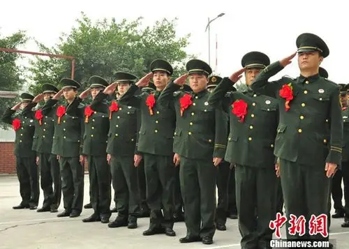 向队旗最后一次敬礼