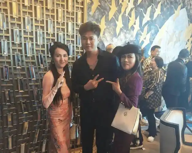 38岁歌手六哲返回老家补办婚礼!