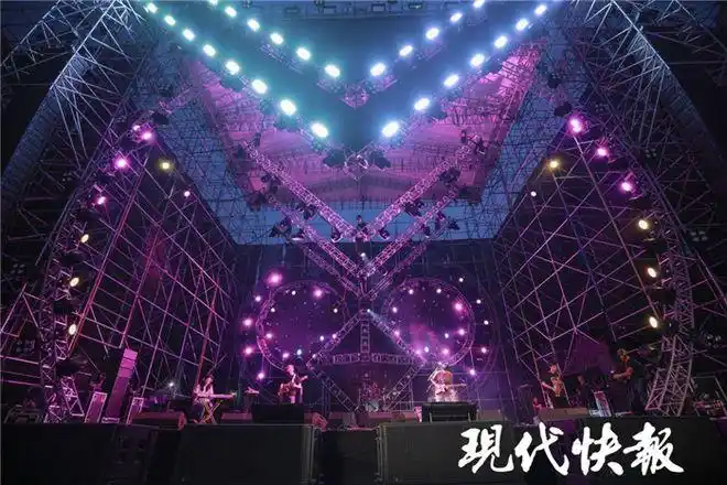 今年,森林音乐狂欢节舞台位于南京方山音乐谷,舞台大屏滚动播放《我