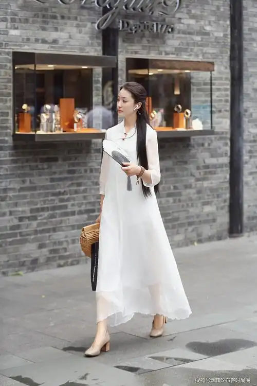 白色长裙仙飘飘的,清丽脱俗的气质,怎能让人不爱