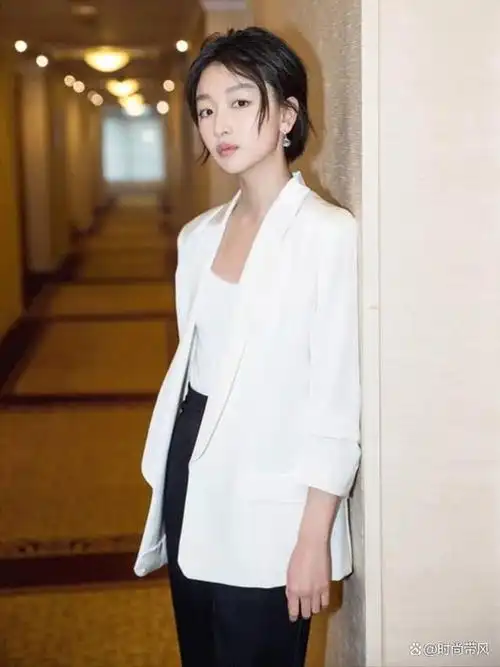 周冬雨开始走成熟路线,复古港风发型搭配男友风西装,御姐范十足