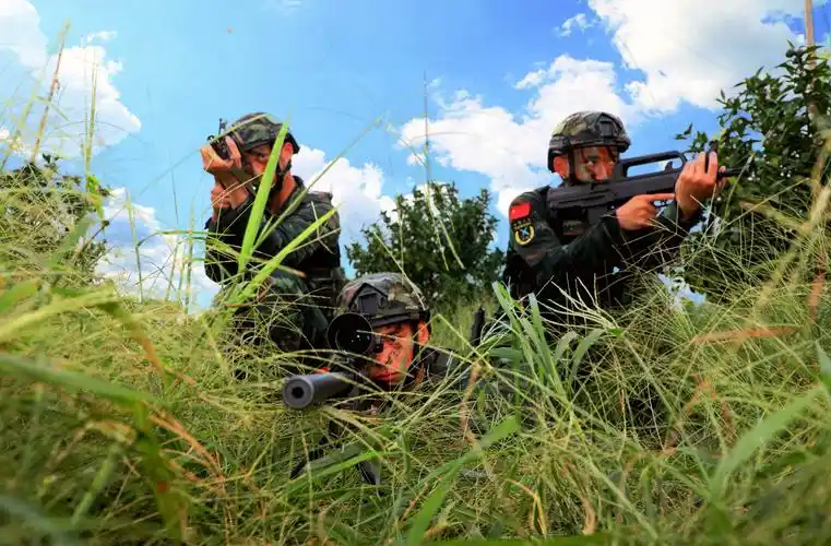 武警广西总队南宁支队开展实战化训练组图