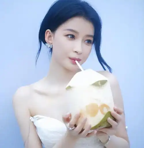 不得不说,当留着齐肩短发,额头别着发卡的孙怡出现时,真是让人眼前一