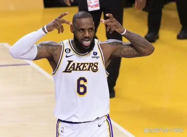 詹姆斯太霸气!在领奖后用手势戴皇冠庆祝!