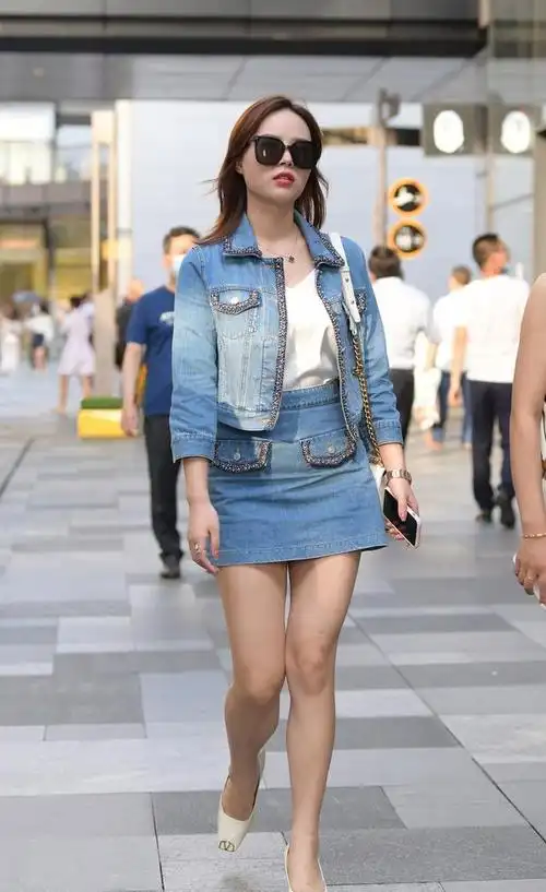 怎么穿搭才有新意美女如何用牛仔搭配牛仔裙展现酷飒之美
