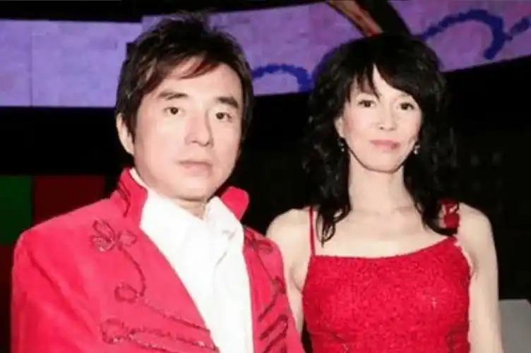 歌手吕方和郑裕玲相恋16年无果娶小16岁娇妻56岁老来得子