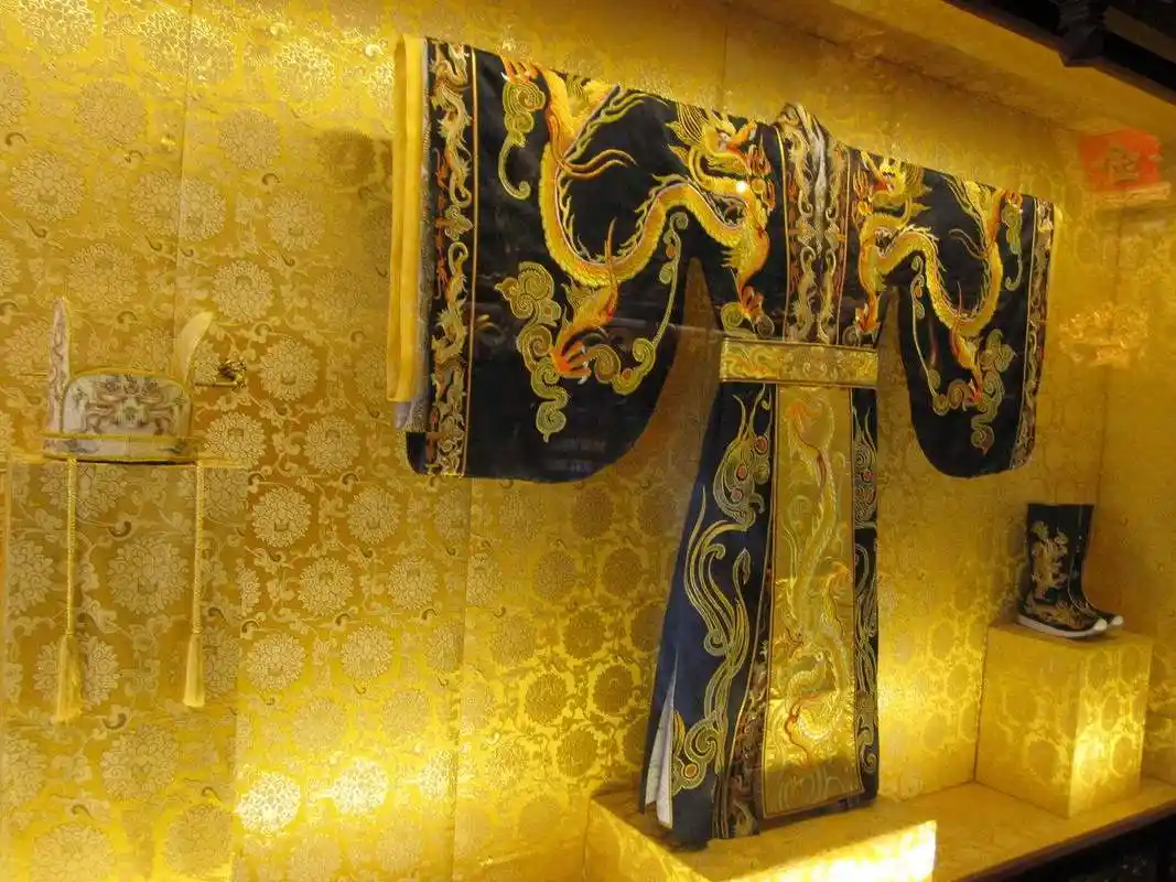 而龙袍上的九条龙有四条正龙绣在前胸,后背及两肩,前后衣襟则各绣有两