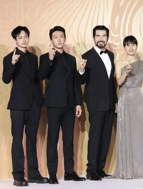 金鸡红毯:吴京刘德华有排面,金晨美翻了,57岁刘嘉玲像35岁|苏有朋