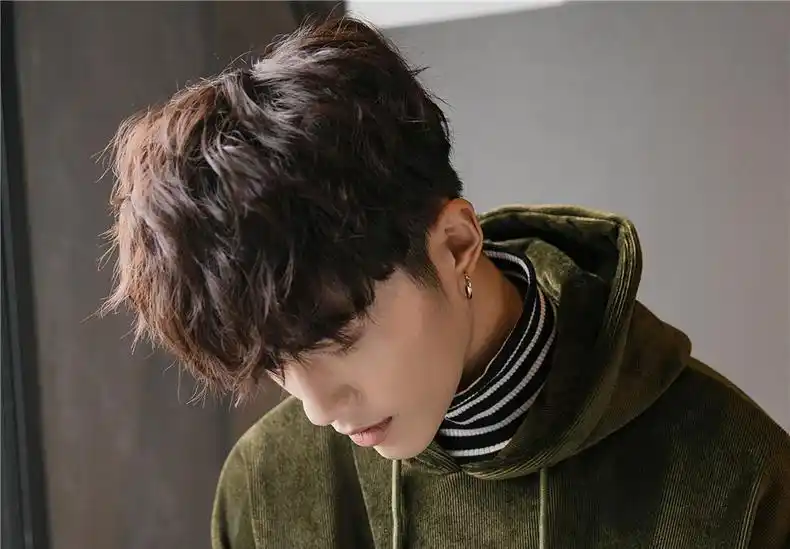 适合戴眼镜男生的4款发型,款款帅爆!