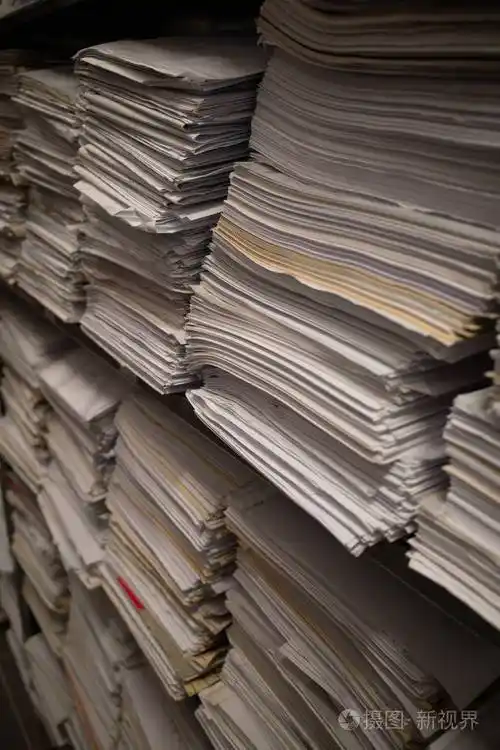 在档案馆里书架上堆满了堆积如山的文件
