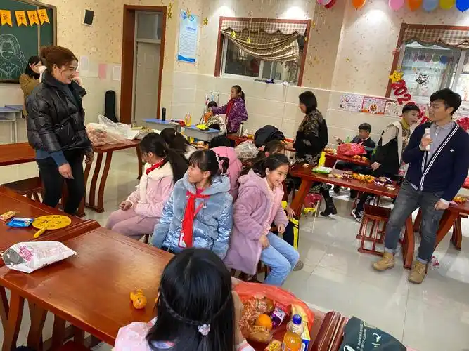 暖场小游戏——抢板凳