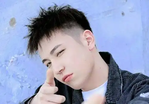 黑色的头发对脸型的修饰有着自然的感觉,男生偏分短发纹理烫发型设计