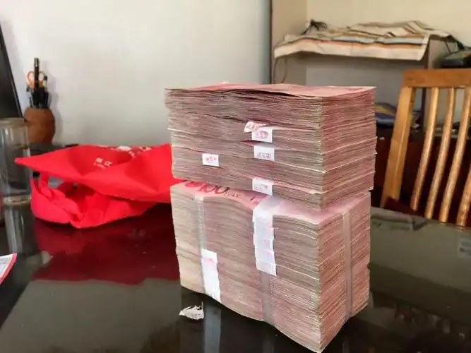 疑云重重丽江一男子诊所捡到15万现金竟好多天没人来找