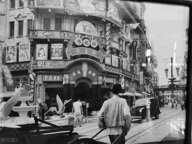 该剧以1930年代上海滩的黑帮故事为背景,讲述了曹雪芹(由周涌饰演)和