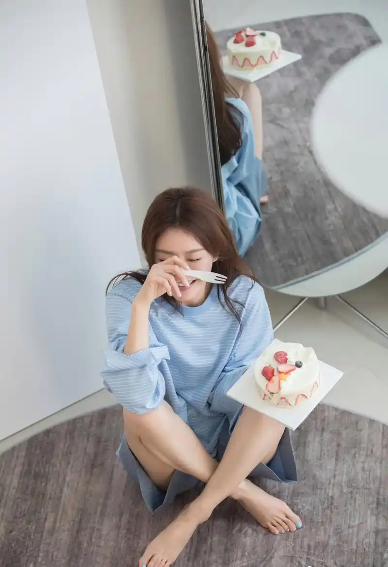 演员秦岚光脚拍摄写真集,身高165cm的她却有着一双