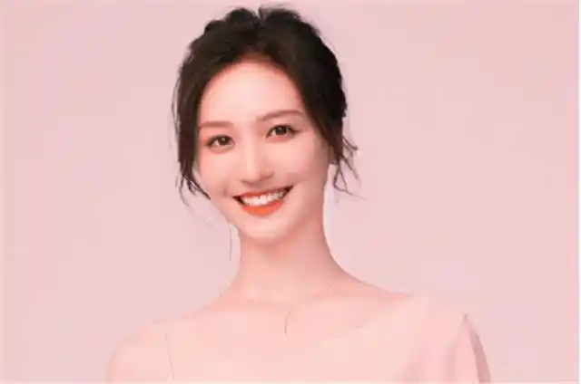 原来她还真是一个公众人物,不过只是一个三十八线的小演员,名叫刘露