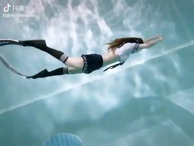 保安已经安排保洁科打扫了游泳池jk自由潜水水手服潜水原本准备去帕劳