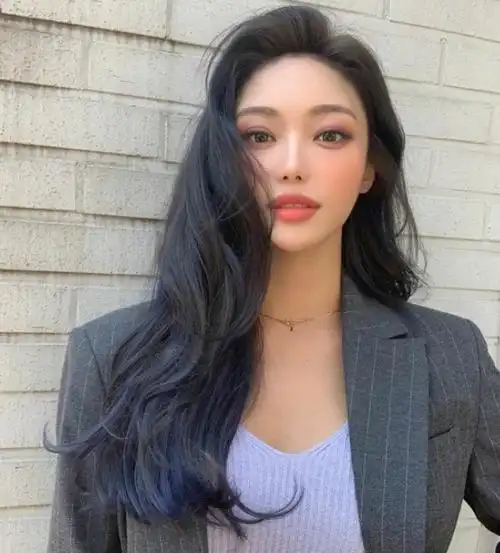 上班族女生的标配,长发大卷发十分优雅迷人,穿上职业套装,气场两米八.