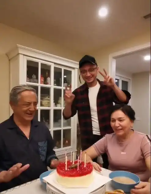 尼格买提温馨为父庆生却被网友追问老婆在哪一家团聚少儿媳妇