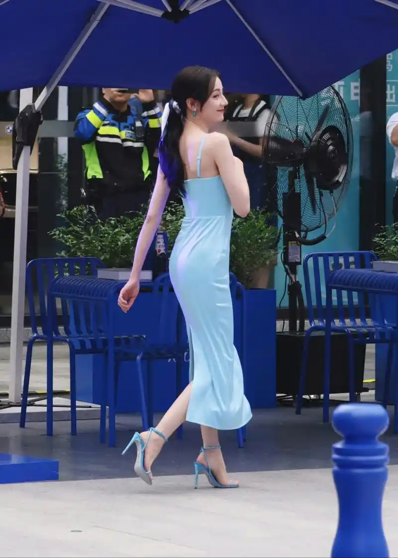 迪丽热巴穿蓝色裙子,出席活动,特别梦幻又漂亮.