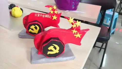 上面赫然写着"坚定不移跟党走",体现了党员群众爱党爱国的情怀.