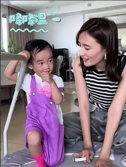 李亚鹏老婆穿拖鞋带娃,2岁夏夏晒太阳跑跳一头汗,越长越像金喜