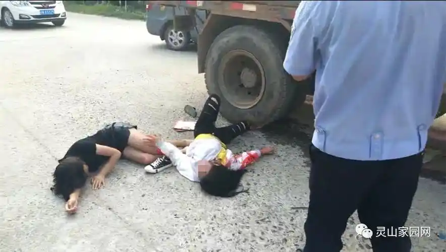 悲剧钦州港金光大桥一女子被水泥搅拌车碾压身亡现场视频