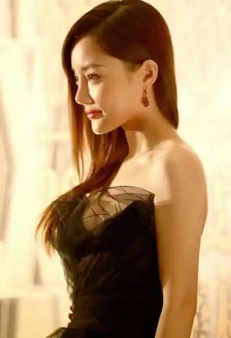 李小璐pgone没拉窗帘照片所谓李小璐胸下垂都是不存在的3