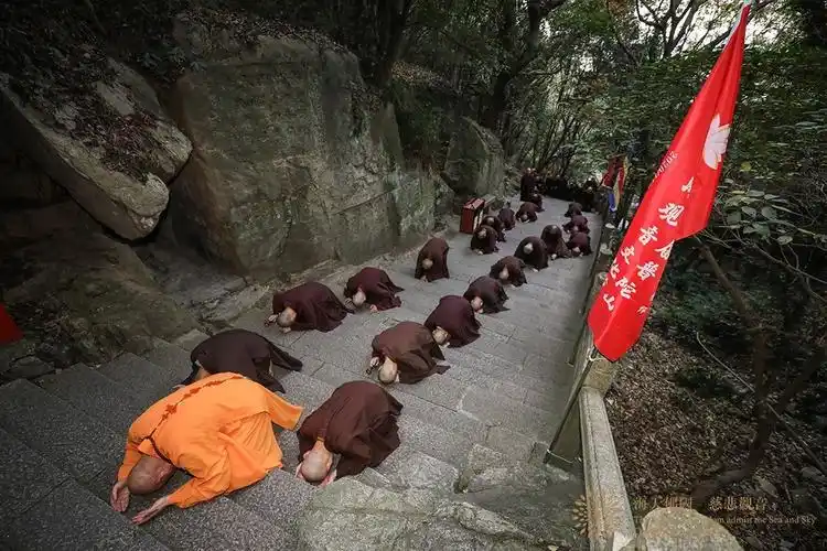 第十八届普陀山南海观音文化节"僧众礼佛顶,万信齐朝拜"法会圆满举行