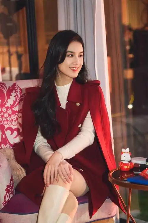 组图黄圣依红色小香风外套美得大方眼神温柔气质动人