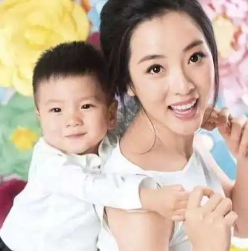 央视主持人李思思,北大毕业7次主持春晚,老公成谜,俩儿子帅气