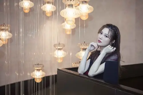 邬靖靖出席时尚活动 优雅神秘宛若暗夜精灵