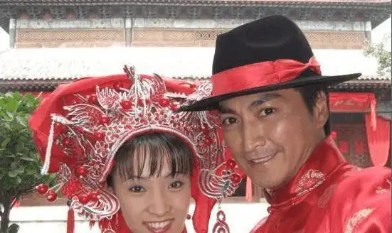 何家劲与自己的女朋友在多年前就有一个约定,两人相伴到60岁还没有