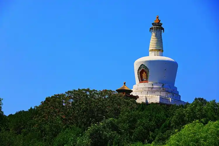 超广角镜头的魅力佳能5dmarkiv1635mmf28Ⅲ代北京北海公园拍摄的白塔